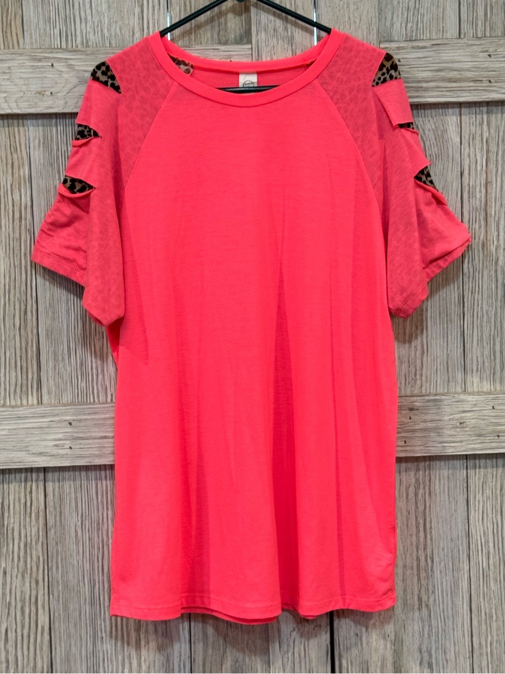 Sunshine & Rodeos Women’s Fluorescent Pink Top w/Leopard Print on Sleeves Sz 3X